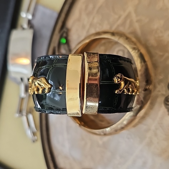 Vintage Brushed Gold & Black Lion Clamper Bracelet - Picture 4 of 7